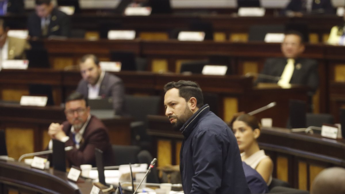 El asambleísta de ADN, Adrián Castro, señaló al correísmo durante el debate de las bases militares extranjeras.