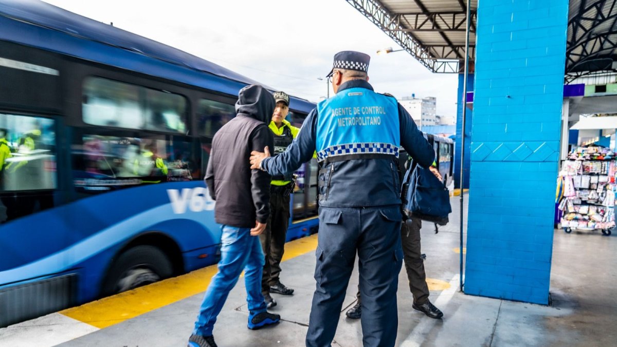 Personal de la Empresa de Pasajeros junto a la Policía realizan controles en el transporte municipal.