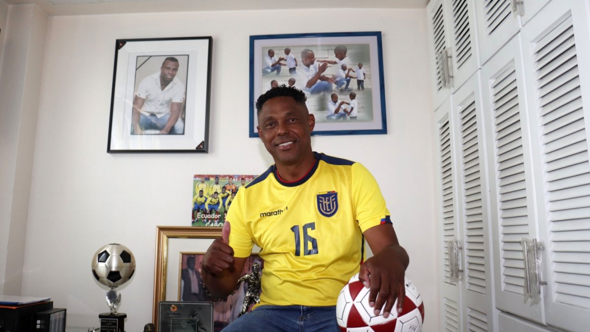 En el rincón más futbolero de su casa, el exjugador Cléber Chalá analizó el partido entre Ecuador y Brasil.