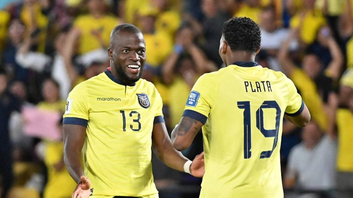 Gonzalo Plata (d) y Enner Valencia estarían descartados para jugar ante la Tri.