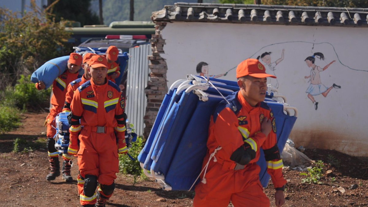 Rescatistas se preparan para establecer refugios temporales en el condado de Eryuan, en la provincia de Yunnan, suroeste de China, el 5 de junio de 2025.