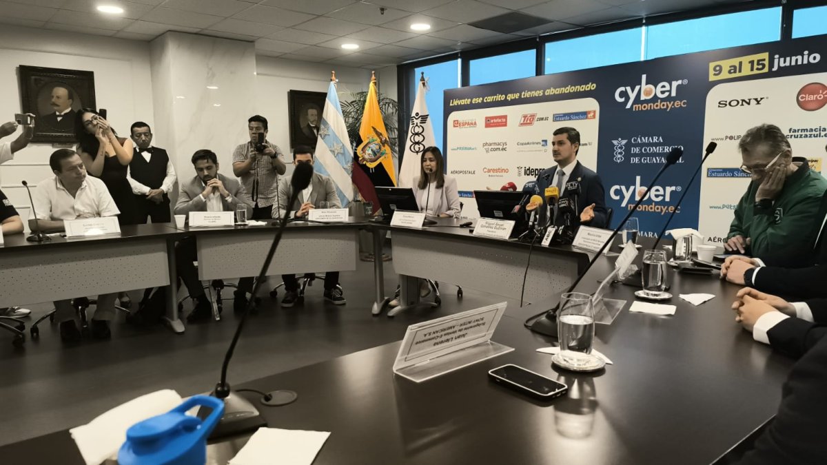 Miguel Ángel González, presidente de la Cámara de Comercio de Guayaquil, ofrece detalles del evento.