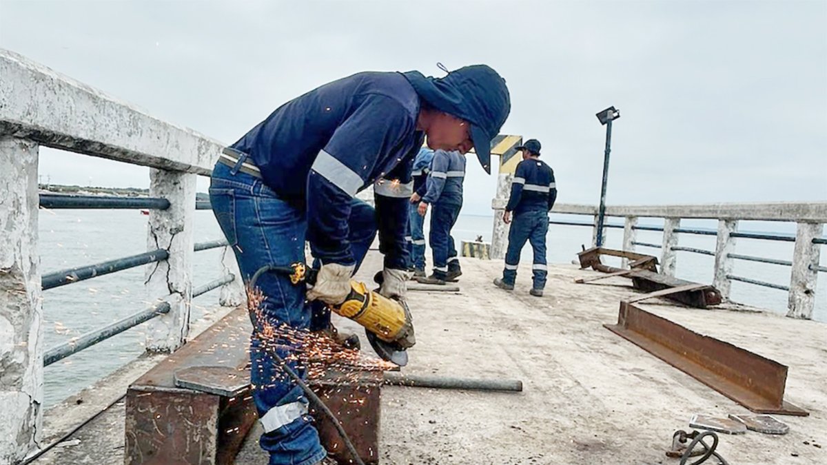 Equipo municipal realiza el mantenimiento.