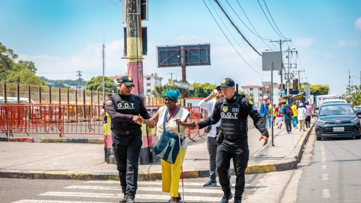 En los alrededores del estadio Monumental, personal de seguridad ayuda a guiar o a movilizarse a los ciudadanos. Hay tramos que cerraron ya el paso vehicular.