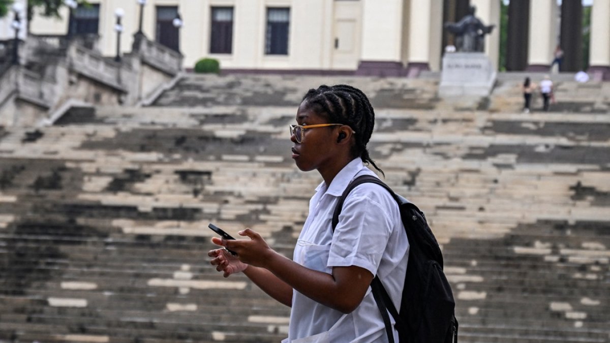 Un estudiante usa su teléfono móvil en La Habana el 4 de junio de 2025.