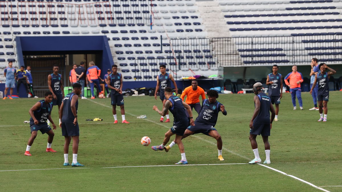 La selección ecuatoriana en uno de sus últimos entrenamientos antes de enfrentar a Brasil este jueves 5 de junio, en Guayaquil.