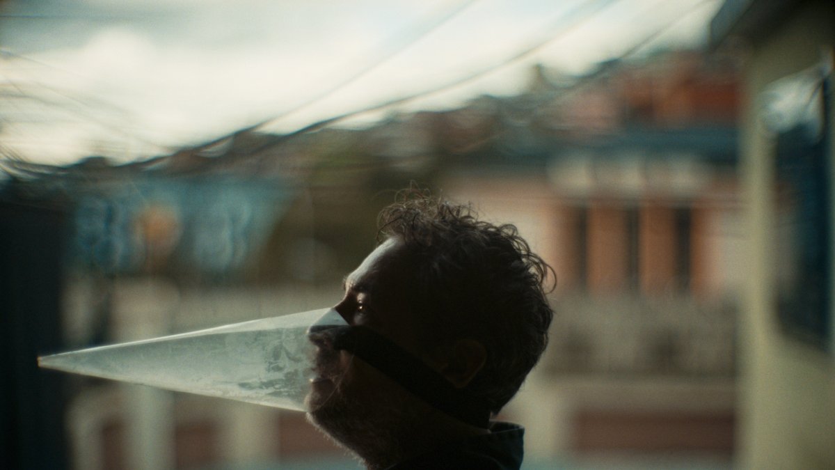 Época de Plagas es un cortometraje dirigido por la cineasta ambateña Gabriela Calvache y producido por Daniela Fuentes Moncada.