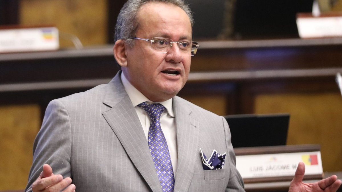 Alfredo Serrano, del PSC, señaló que no se entregó las hojas de vida de Lama y los demás integrantes de la terna de Daniel Noboa, para designar al nuevo presidente del IESS.