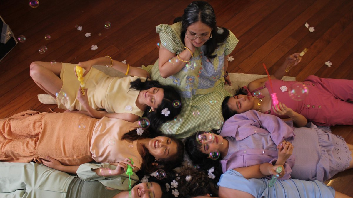 En la obra, seis exalumnas visitan a una querida maestra, que está por fallecer.