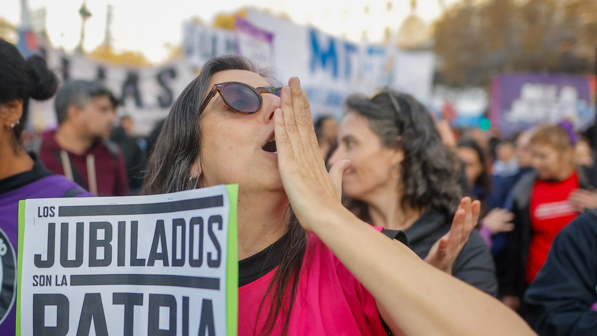 Personas participan en una protesta convocada por grupos feministas, médicos y científicos, entre muchos otros colectivos este miércoles, en Buenos Aires (Argentina).