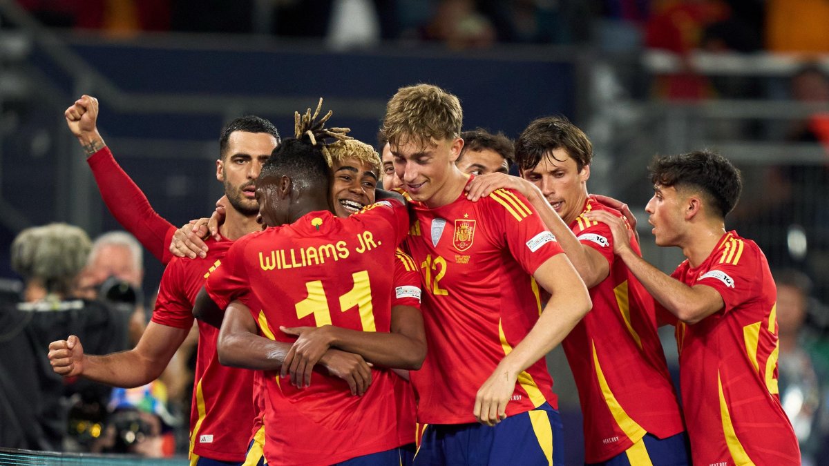 Los jugadores de la selección español festejan la goleada que les dio la clasificación.