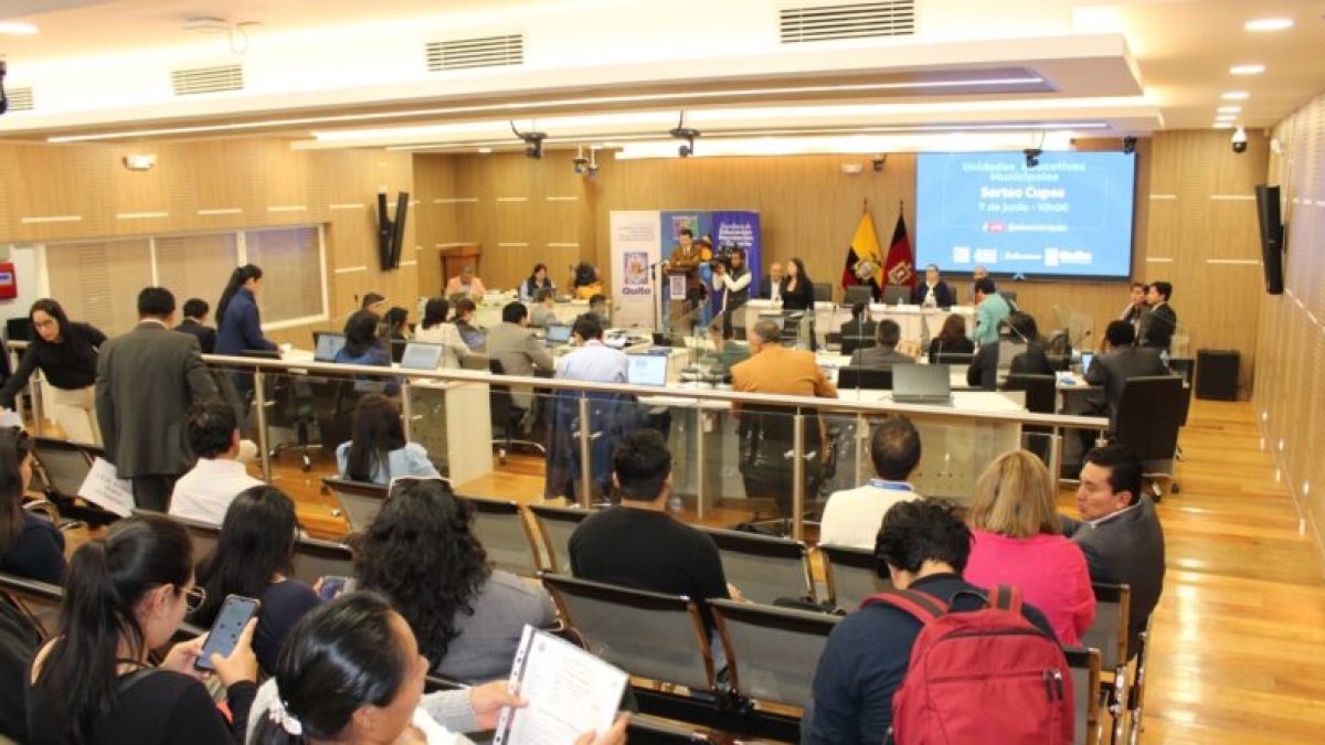 En la sala de sesiones del Concejo Metropolitano se realizó el sorteo de cupos.