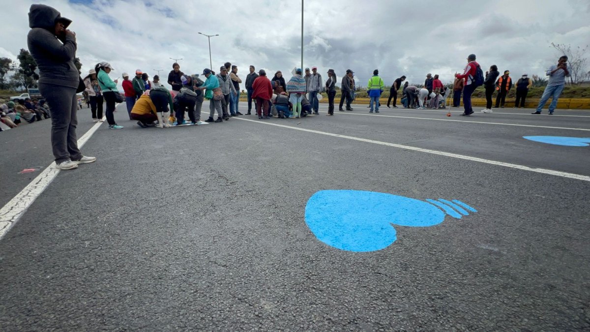 Los moradores del barrio Chan pintaron corazones para recordar a quienes perdieron la vida en la panamericana.