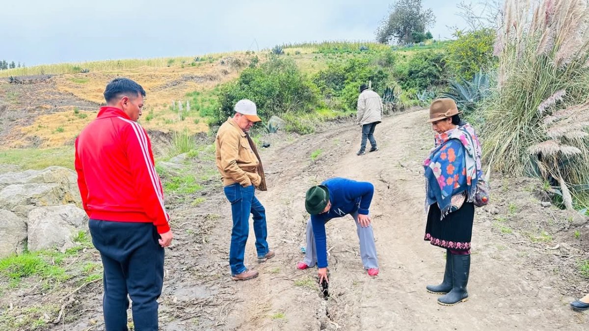 El suelo se encuentra trisado, lo que causa preocupación en la población y las autoridades.