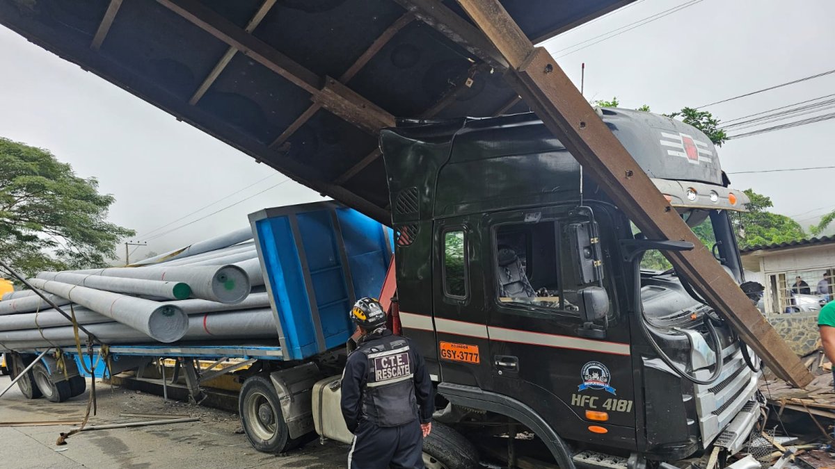 Un tráiles cargado de postes chocó contra un punto de control en la vía Cuenca- Molleturo- El Empalme.
