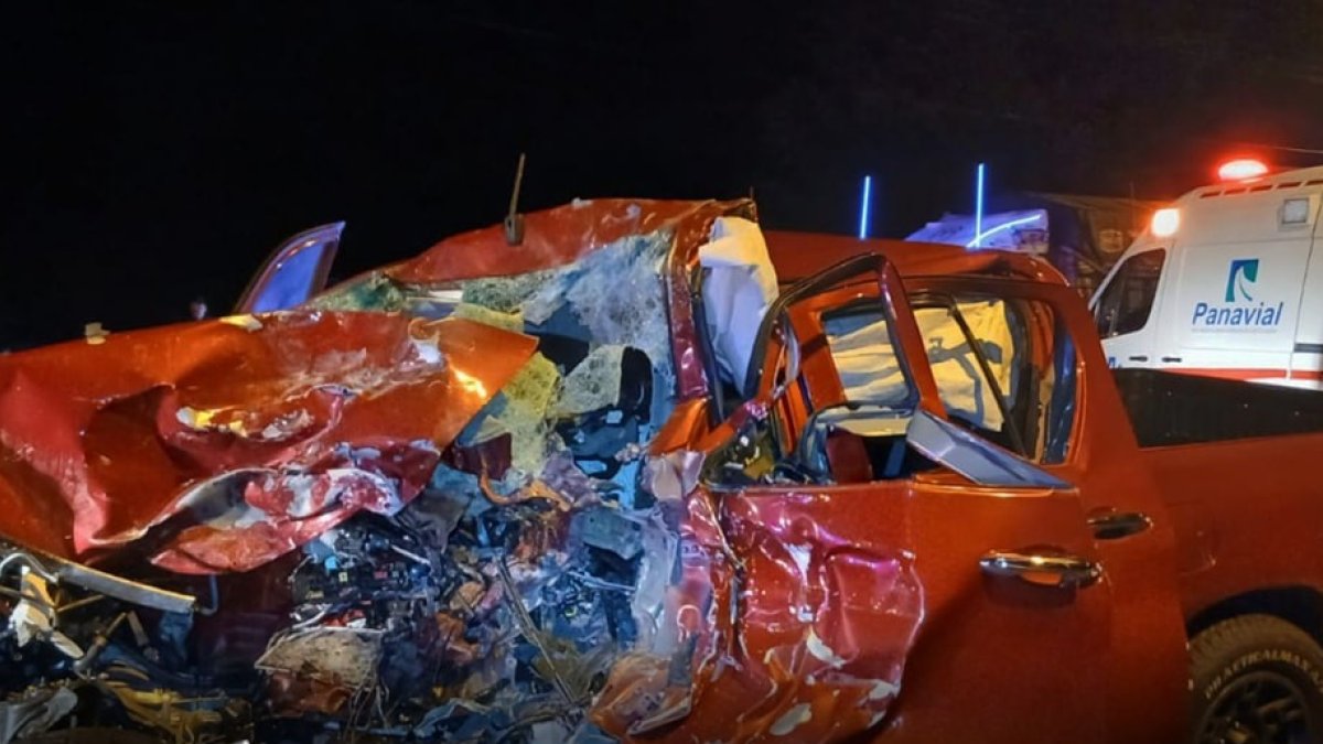 El fatal accidente dejó una persona fallecida y dos heridas, luego de que una camioneta y un camión chocaron en la av. Panamericana Norte.