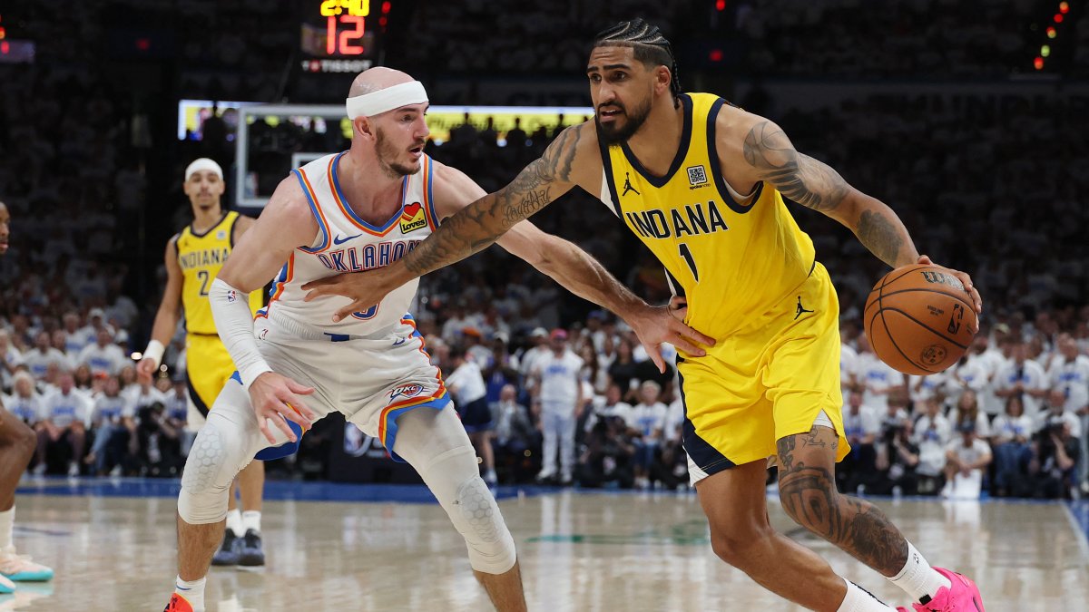 Obi Toppin de los Indiana Pacers y Alex Caruso de los Oklahoma City Thunder durante el primer partido de las Finales de la NBA 2025 en el Paycom Center.