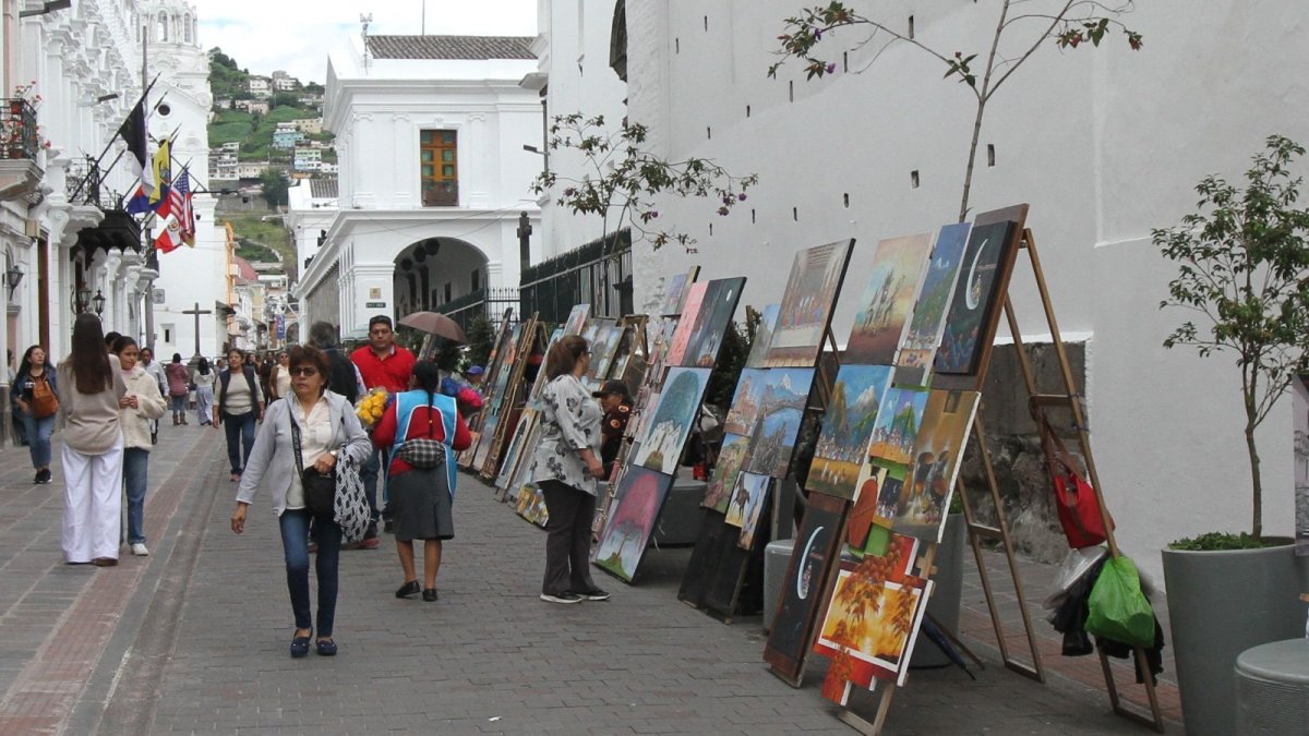 Qué ver en un día en Quito: descubre su joya colonial más emblemática. Recorre la galería que se ubica en la calle García Moreno.