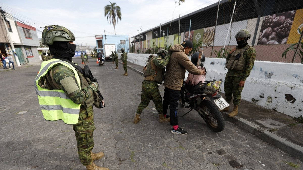 Los integrantes de las Fuerzas Armadas y Policía serán evaluados cada seis meses.