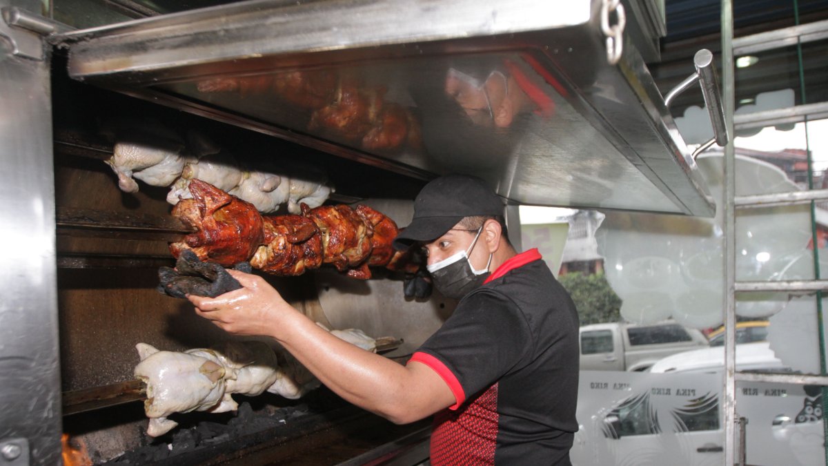 La venta de pollos en el mercado de Quito, en el primer borrador de la Ley se prohibía la exposición de la carne.