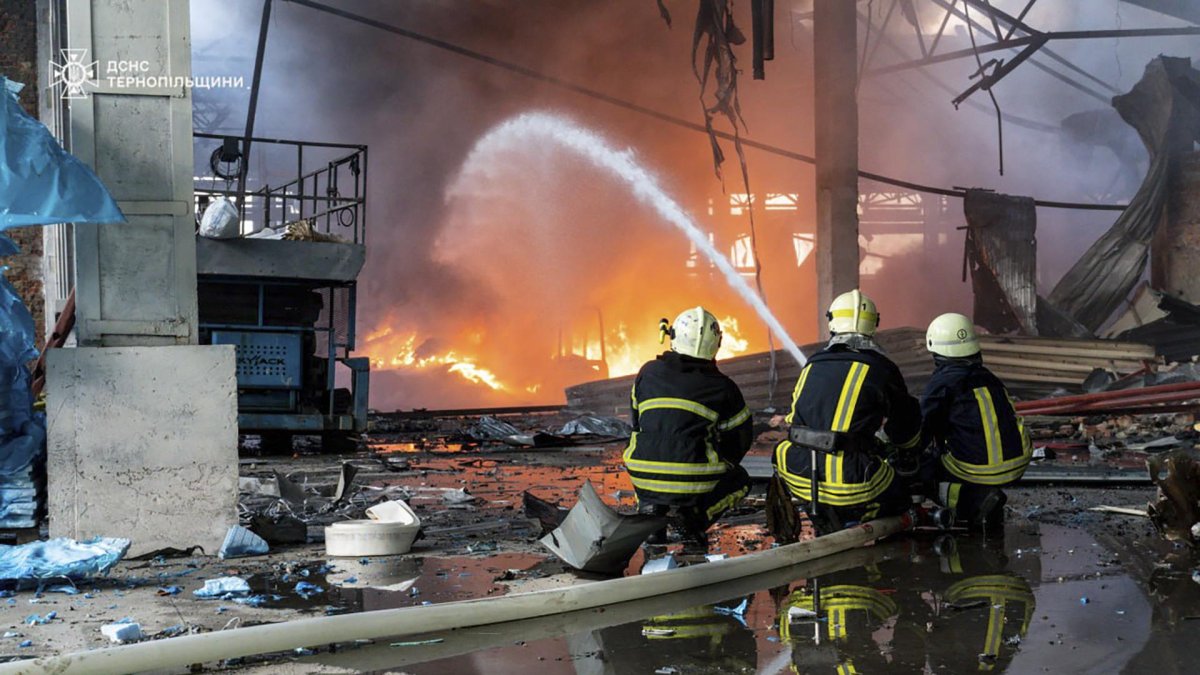 Rescatistas trabajan en el lugar de una instalación industrial afectada por un ataque nocturno en Ternopil, Ucrania, el 6 de junio de 2025, en medio de la invasión rusa en curso.