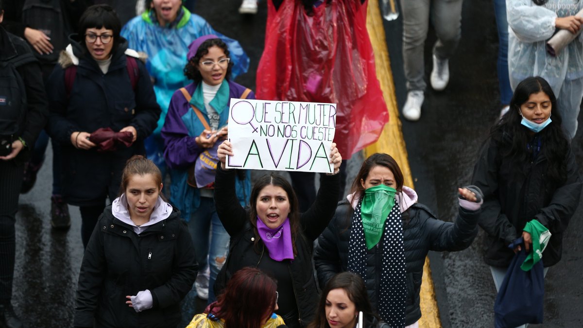 Voces. Cada año los grupos feministas protestan por la violencia.