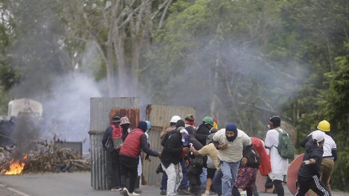Personas se enfrentan con integrantes de la Policía de Panamá, durante una manifestación contra la reforma a la seguridad social, en Arimae (Panamá).