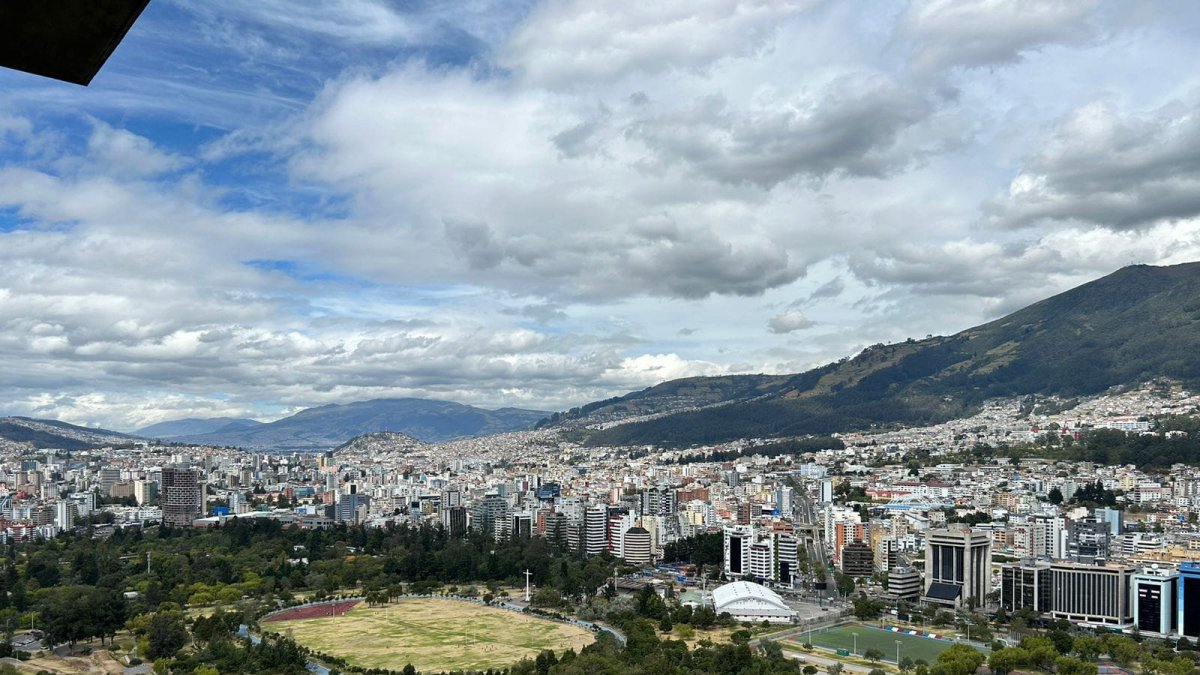 Hallan sin vida a un hombre en unos de los parqueaderos del parque La Carolina, en el norte de Quito