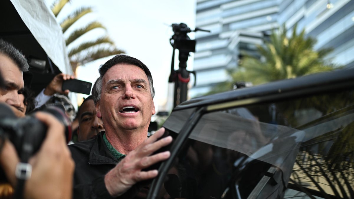 El expresidente de Brasil Jair Bolsonaro sale tras declarar, en la sede de la Policía Federal, sobre las acciones de su hijo Eduardo en Estados Unidos, en Brasilia (Brasil).