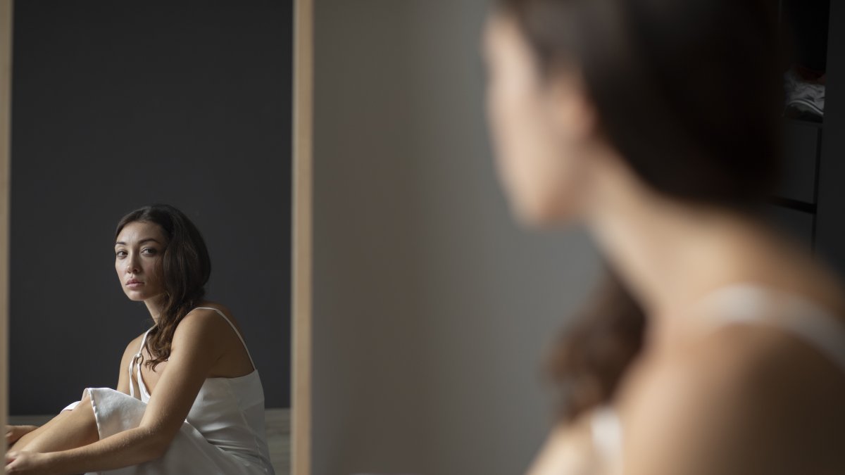 ¿Te criticas constantemente? Aprende a practicar la autocompasión, meditación y escritura para sanar tu diálogo interno y reducir la ansiedad