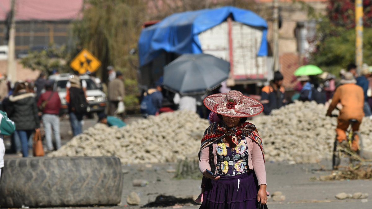 Seguidores de Evo Morales bloquean las carreteras para forzar su candidatura en las próximas elecciones generales.