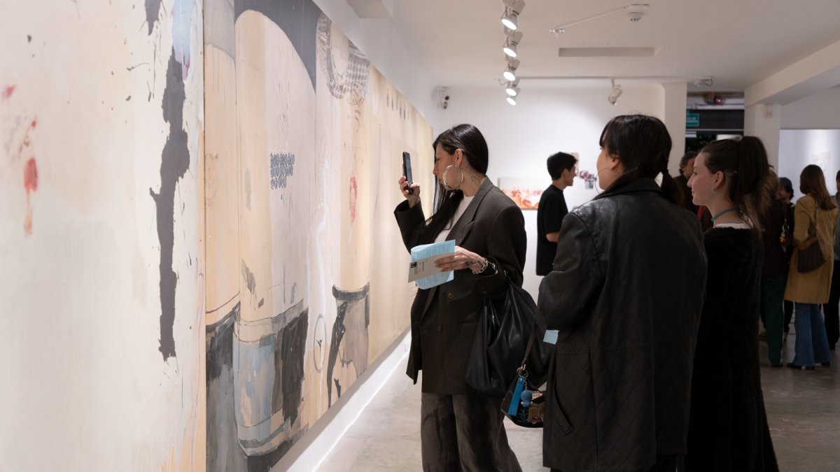 Las obras de Xavier Coronel se exhiben en la muestra individual 'Happy forever', en Quito.