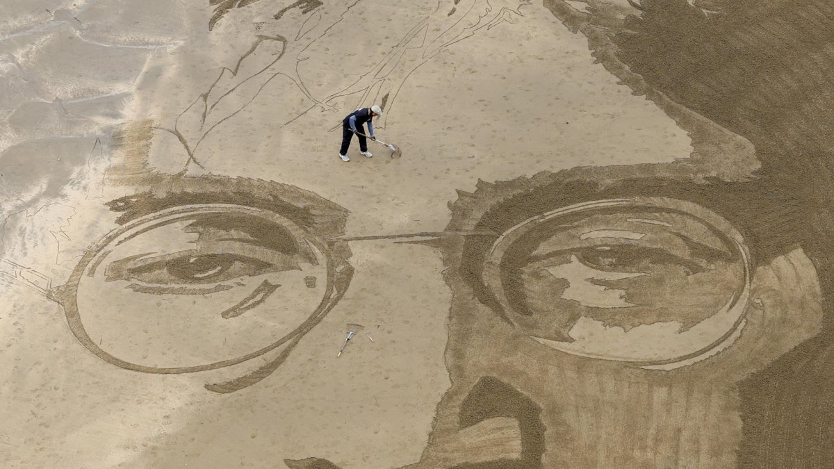 Dibujo en la arena del cantante británico John Lennon, obra del artista peruano Germán Cedano.