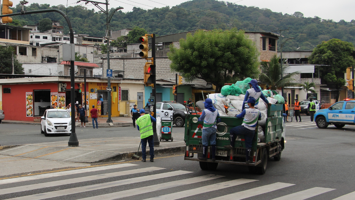 Personal de limpieza realizó la recolección de desechos.