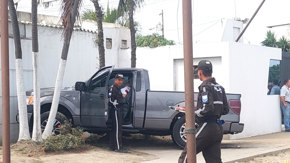 El funcionario de la Prefectura de Santa Elena fue asesinado dentro del carro que manejaba