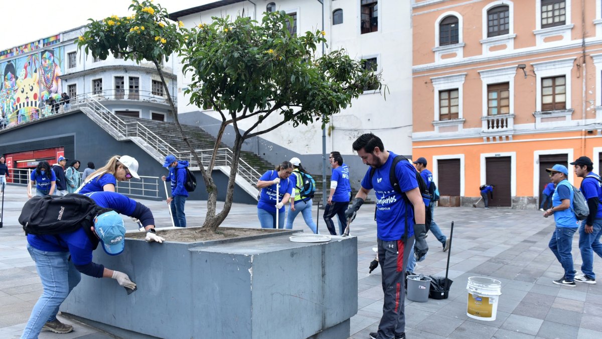 Más de 200 voluntarios participaron en una gran minga que se hizo en la 24 de Mayo, La Ronda y Cumandá.