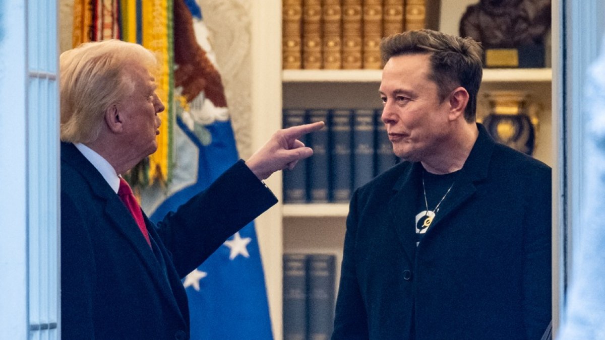 El presidente Donald Trump y Elon Musk en la Oficina Oval antes de salir de la Casa Blanca en Washington, DC, el 14 de marzo de 2025.