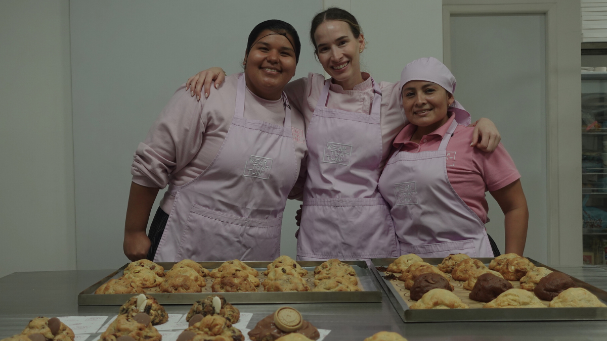 Melissa Sánchez, fundadora de Wear That Tuna, en el taller donde se elaboran sus galletas estilo Nueva York, reconocidas por su sabor y presentación únicos.