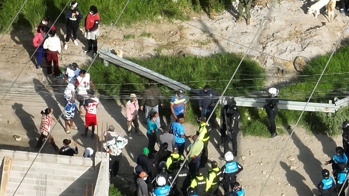 Quito ejecuta desalojo por ocupaciones ilegales en barrio Nuevo Ecuador, en Calderón.