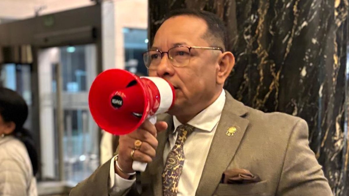 El asambleísta del correísmo Ronal González usó un megáfono en el hall del Legislativo.