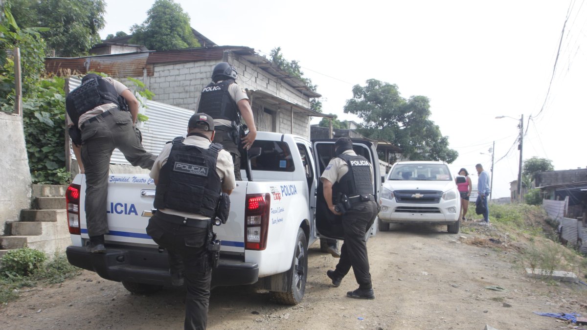 Agentes policiales acudieron hasta la zona en la que fue hallada sin vida la ciudadana asiática, junto a otras tres personas, en el noroeste de Guayaquil, este viernes 6 de junio.