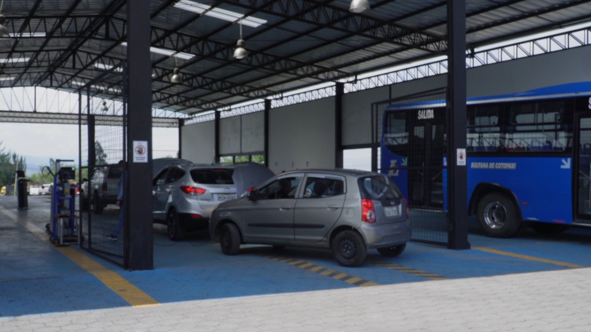 Los ciudadanos buscan matricular sus vehículos para evitar multas.