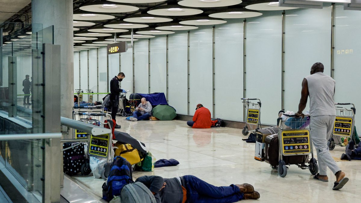 Terminal. Hasta más de 400 personas sin hogar duermen en el aeropuerto Madrid.