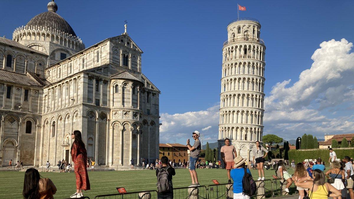 Fotografía tomada el pasado 24 de agosto de un grupo de turistas que posan ante la famosa torre de Pisa. 