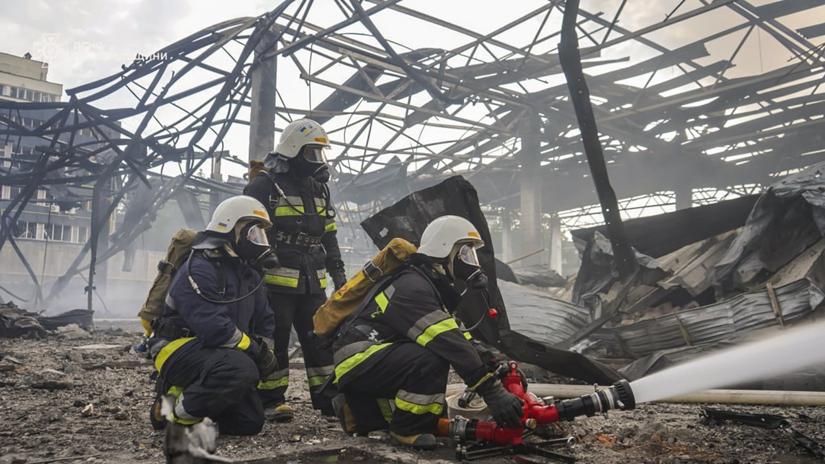Equipos de emergencia socorren a ciudadanos ucranianos, tras ataque ruso.