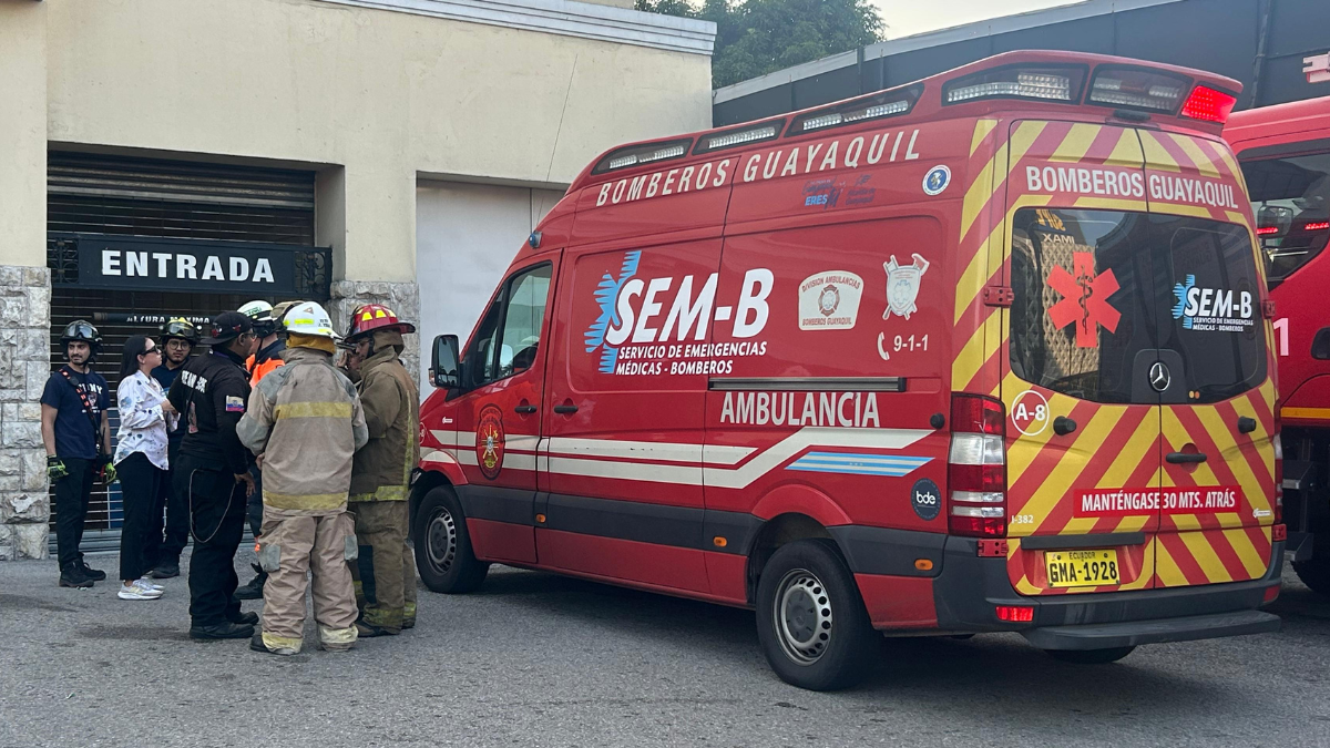 Ambulancia atendiendo la emergencia en el centro comercial.