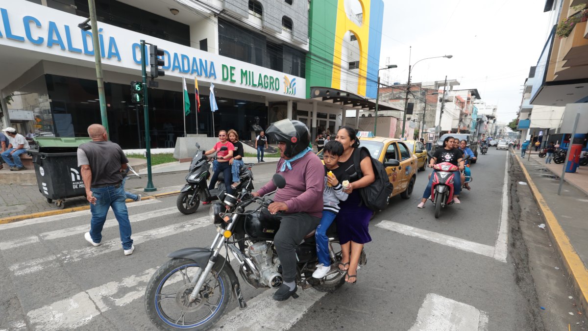 Los vehículos motorizados colapsan el tráfico y las ciclovías.