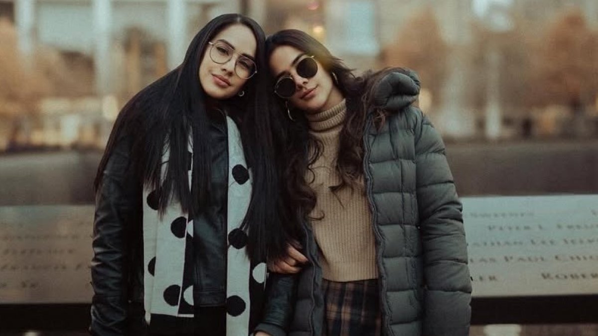 Michela con su hermana, Iesmín.