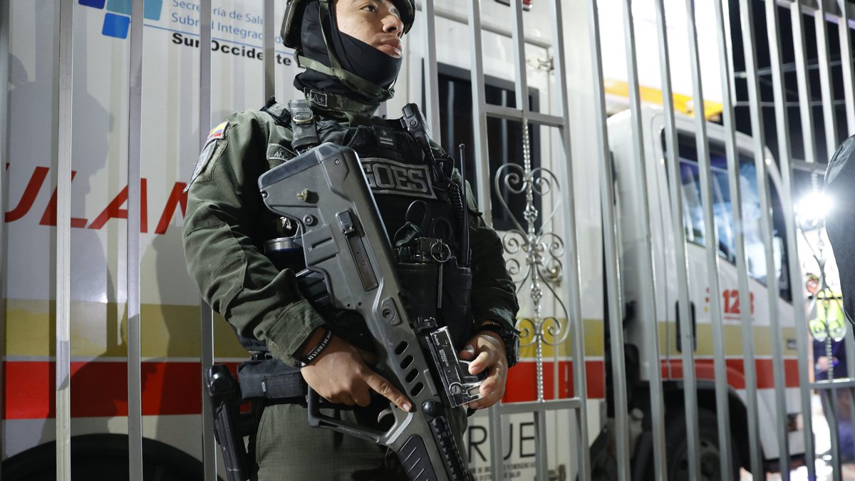 Un policía custodia frente a la ambulancia en la que es trasladado el senador colombiano Miguel Uribe Turbay este sábado, en Bogotá (Colombia).