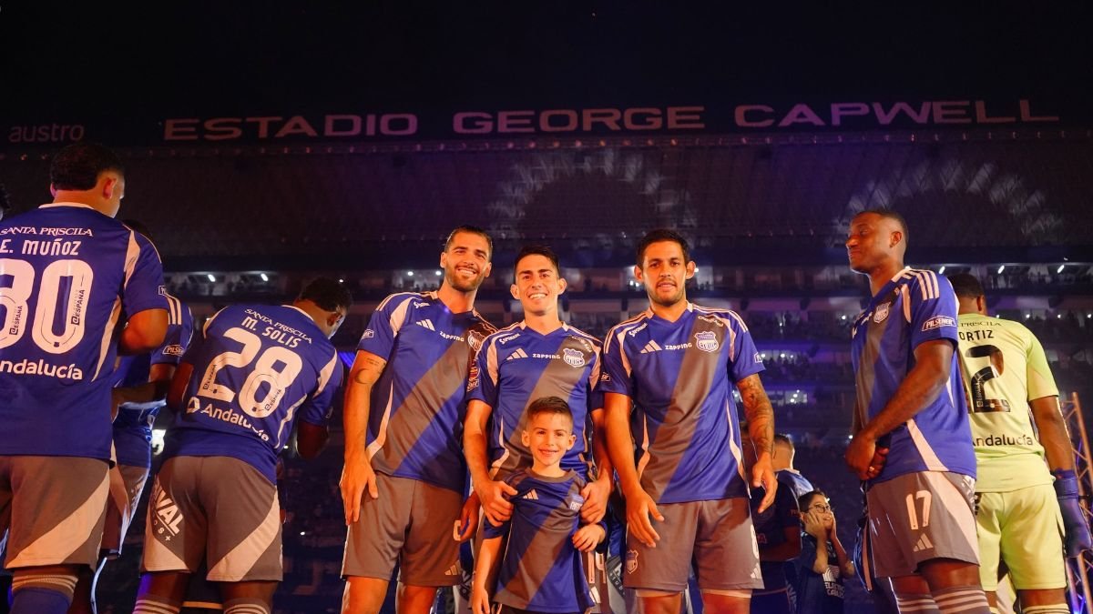 Emelec realizó la presentación oficial de su nueva plantilla en la Explosión Azul.